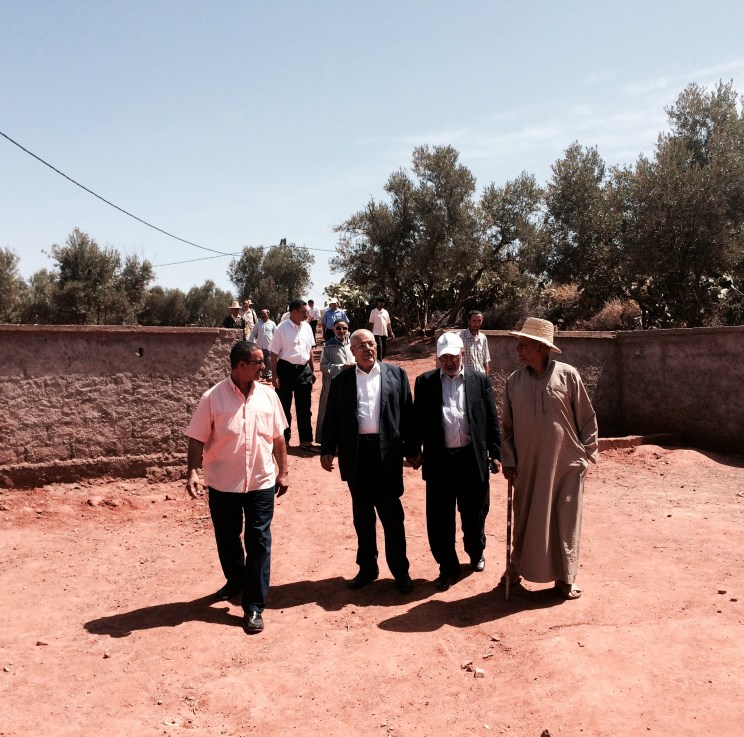 polititians etc aariving school for launching